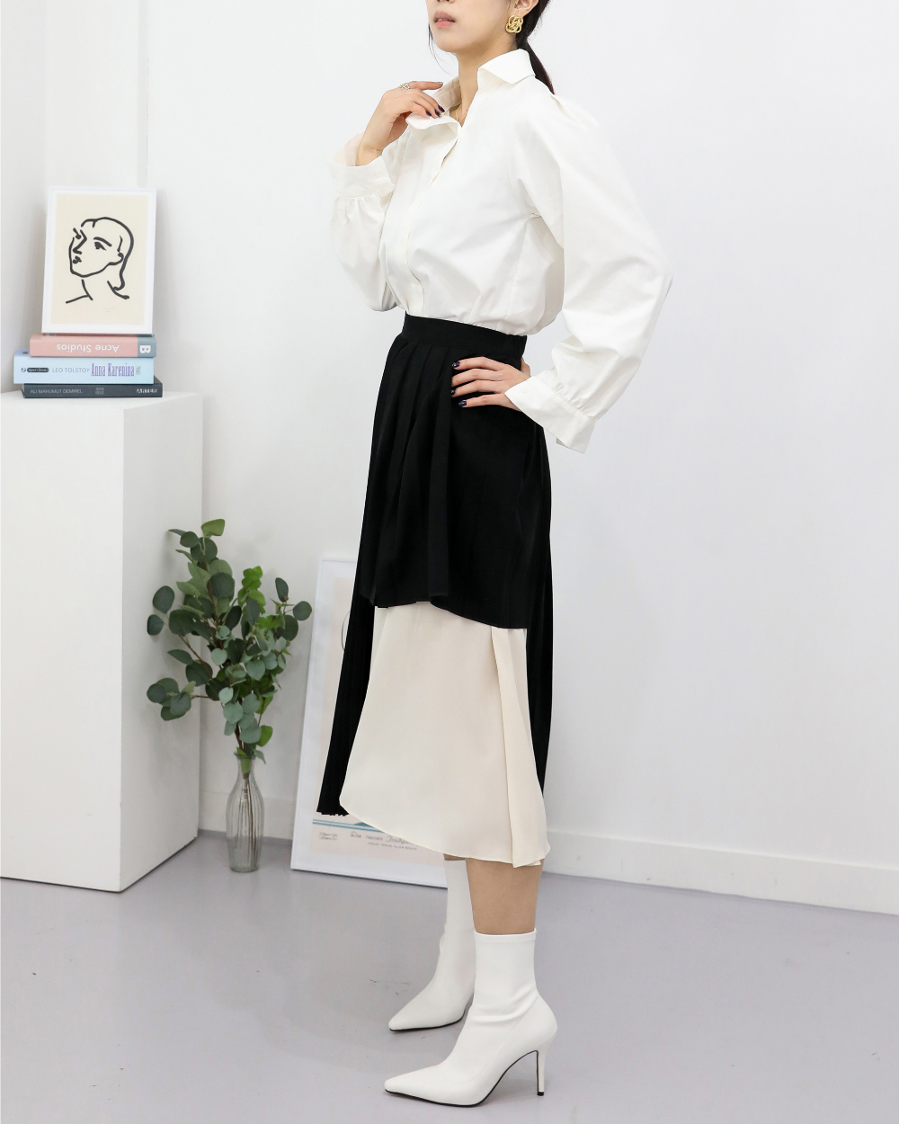mini skirt model image-S1L9