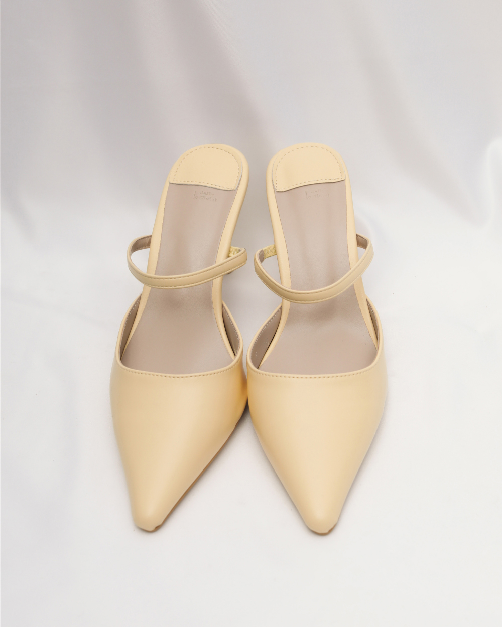shoes white color image-S1L3