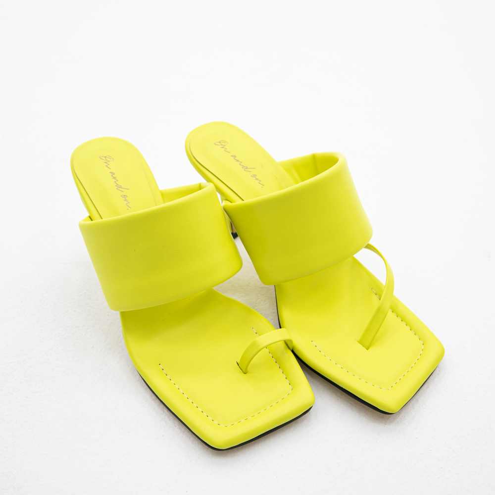 shoes yellow color image-S1L14