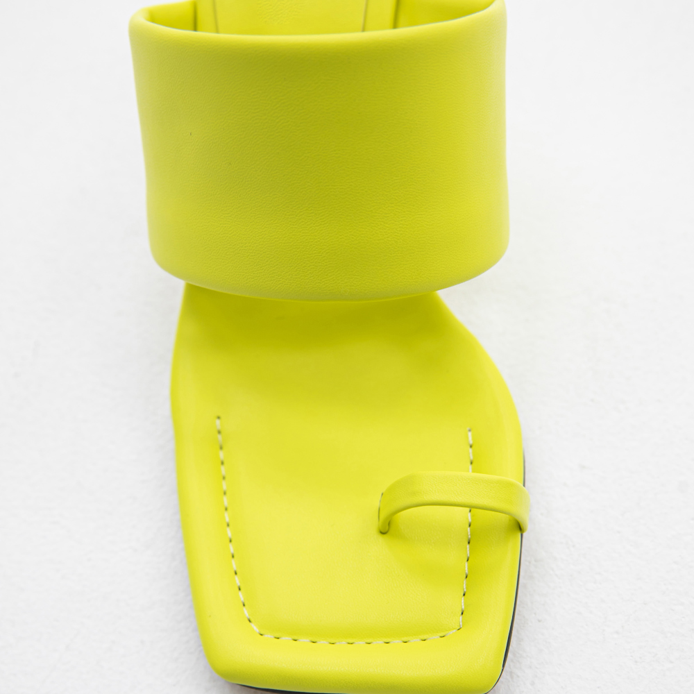 shoes yellow color image-S1L15