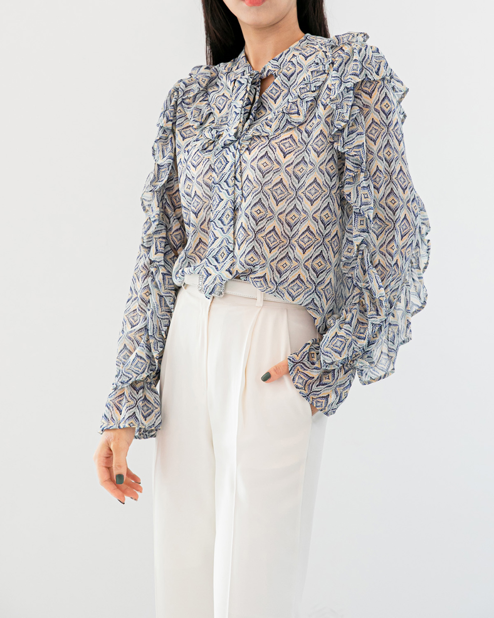 blouse model image-S1L19