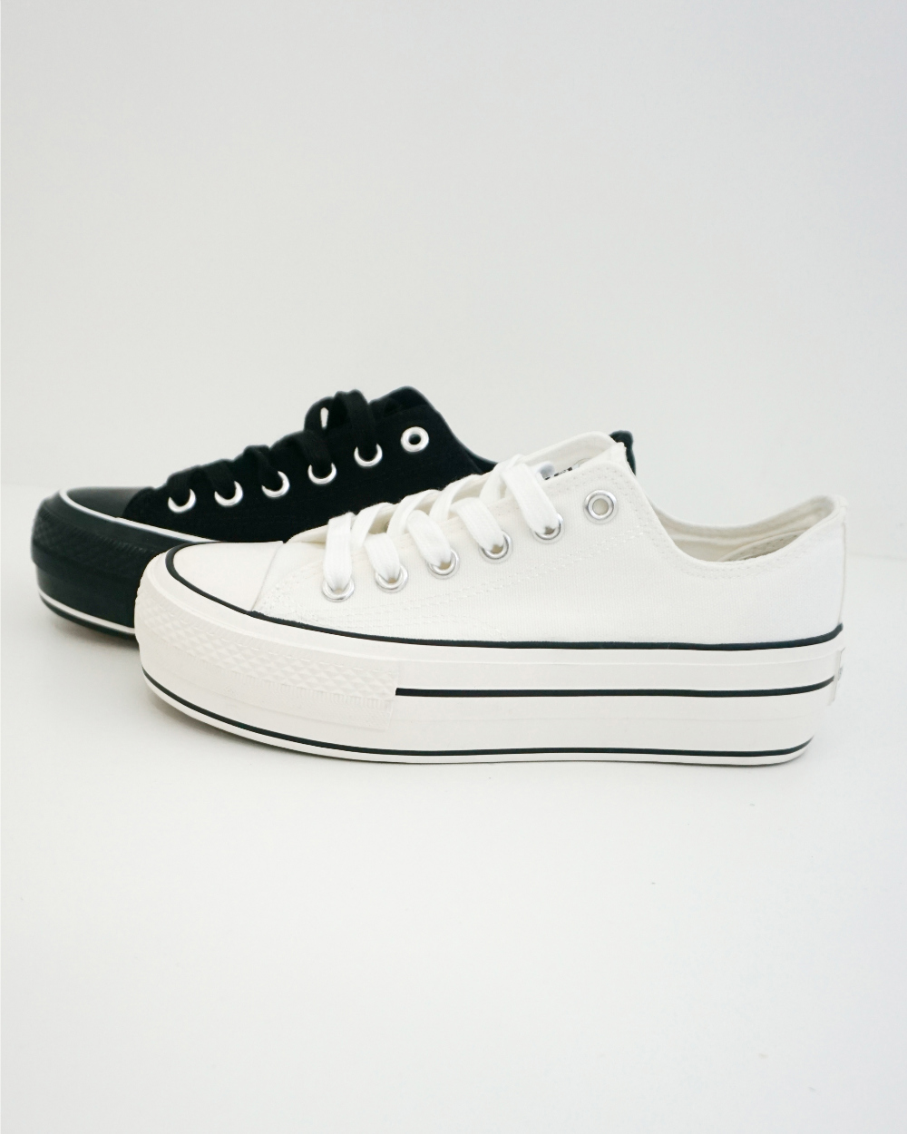 shoes white color image-S1L25