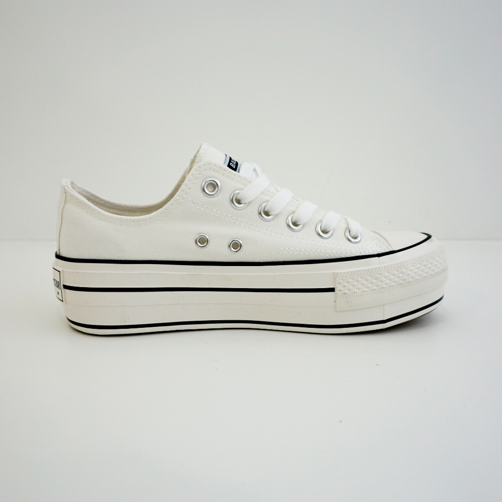 shoes white color image-S1L12
