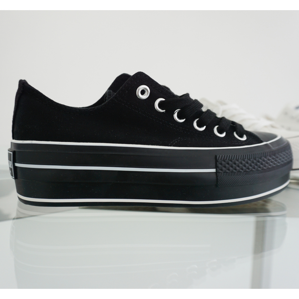shoes white color image-S1L9