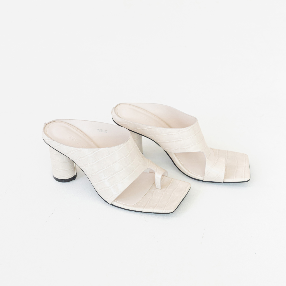 shoes white color image-S1L20