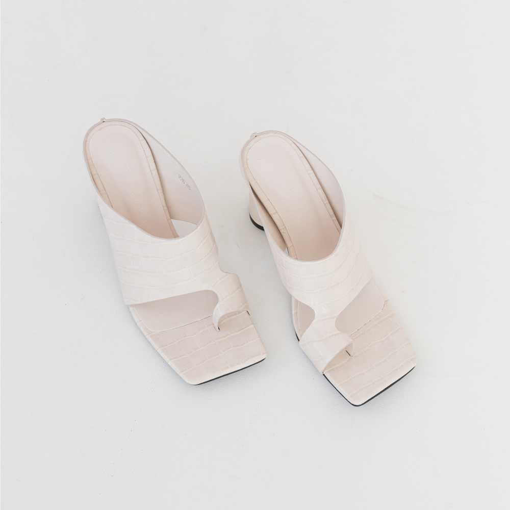 shoes white color image-S1L25