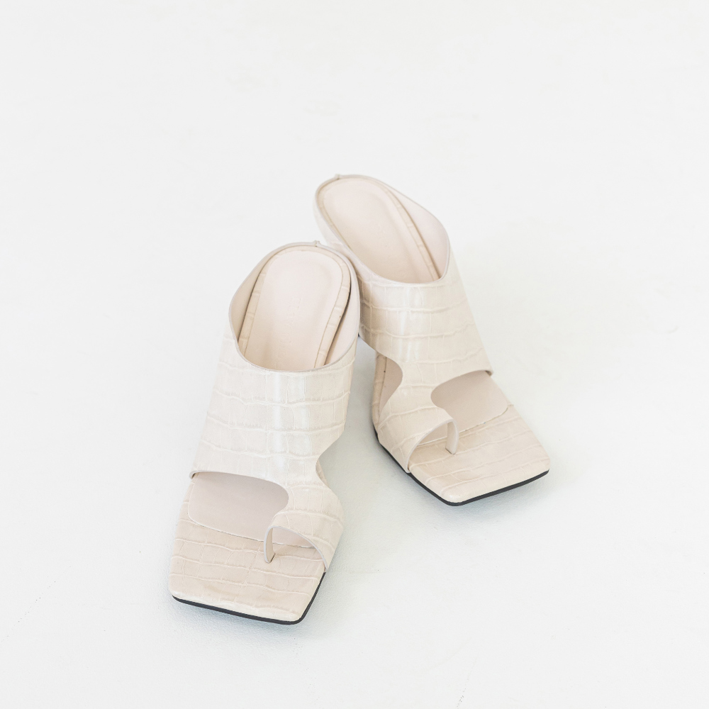 shoes cream color image-S1L19