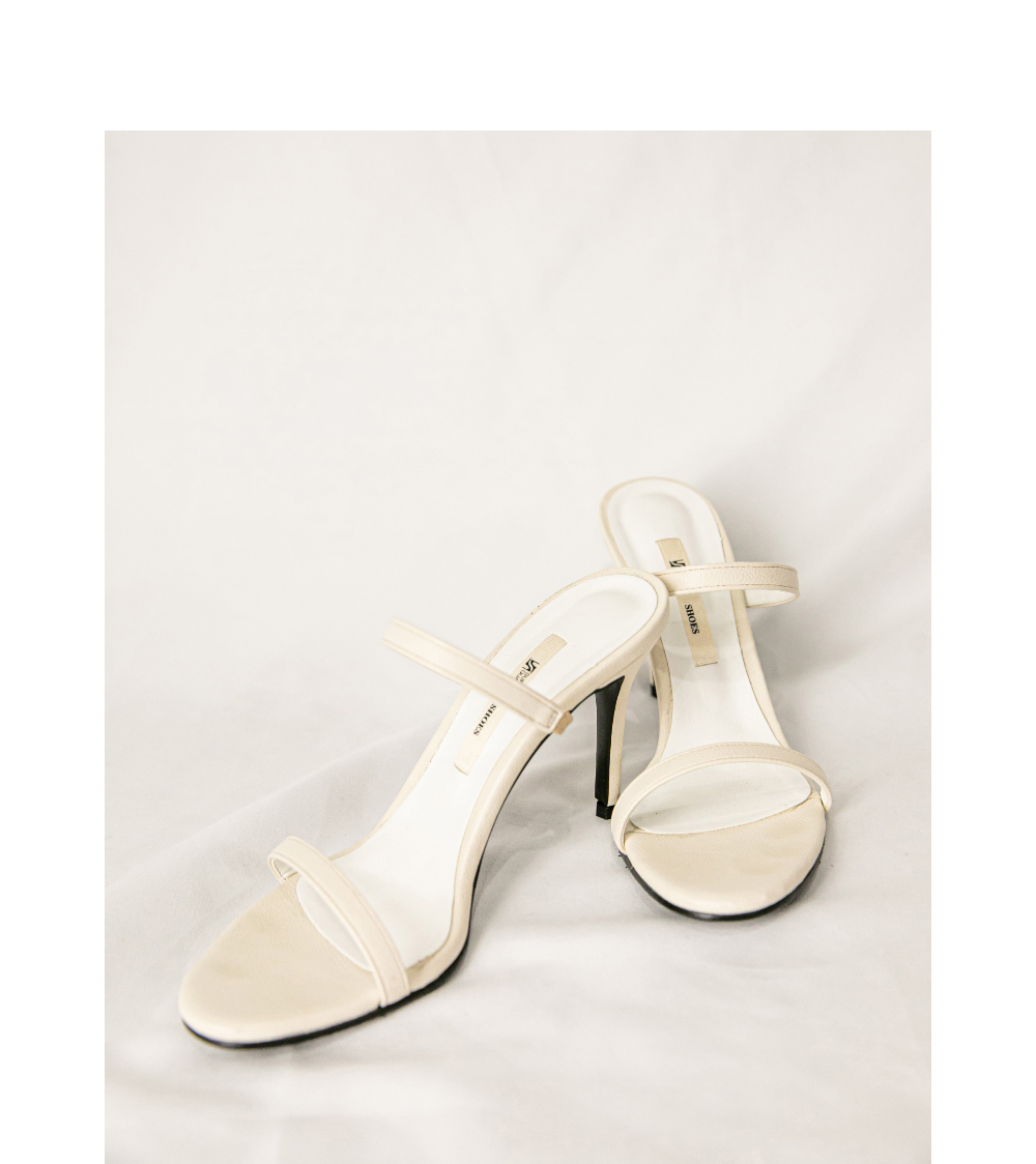 shoes white color image-S5L2