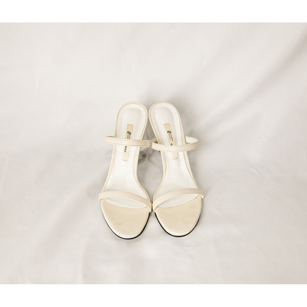 shoes white color image-S1L11