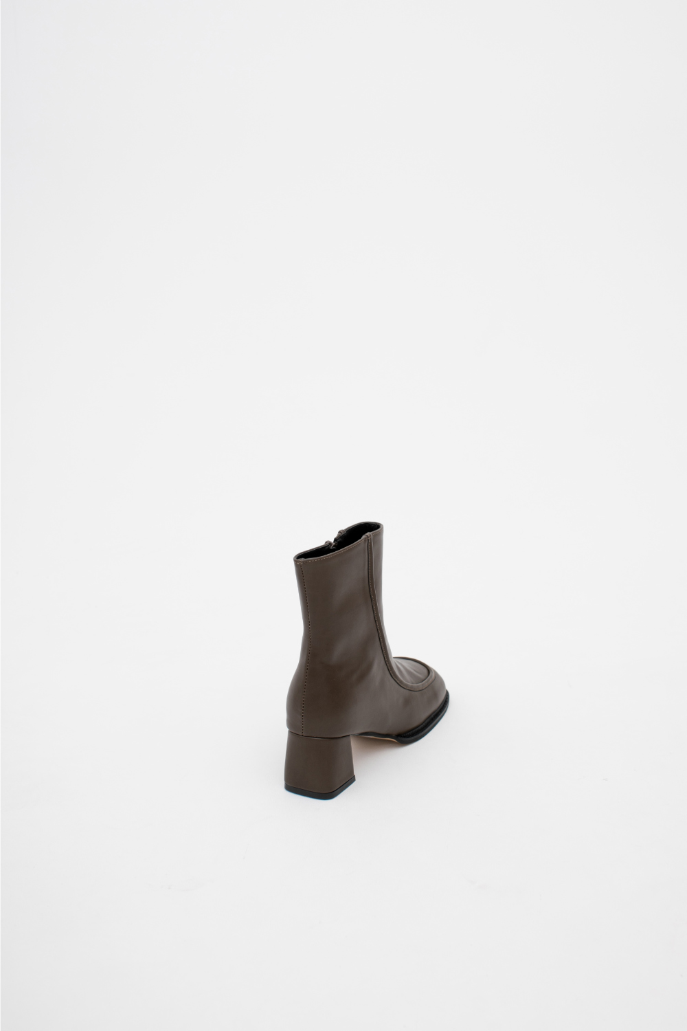 shoes model image-S1L11