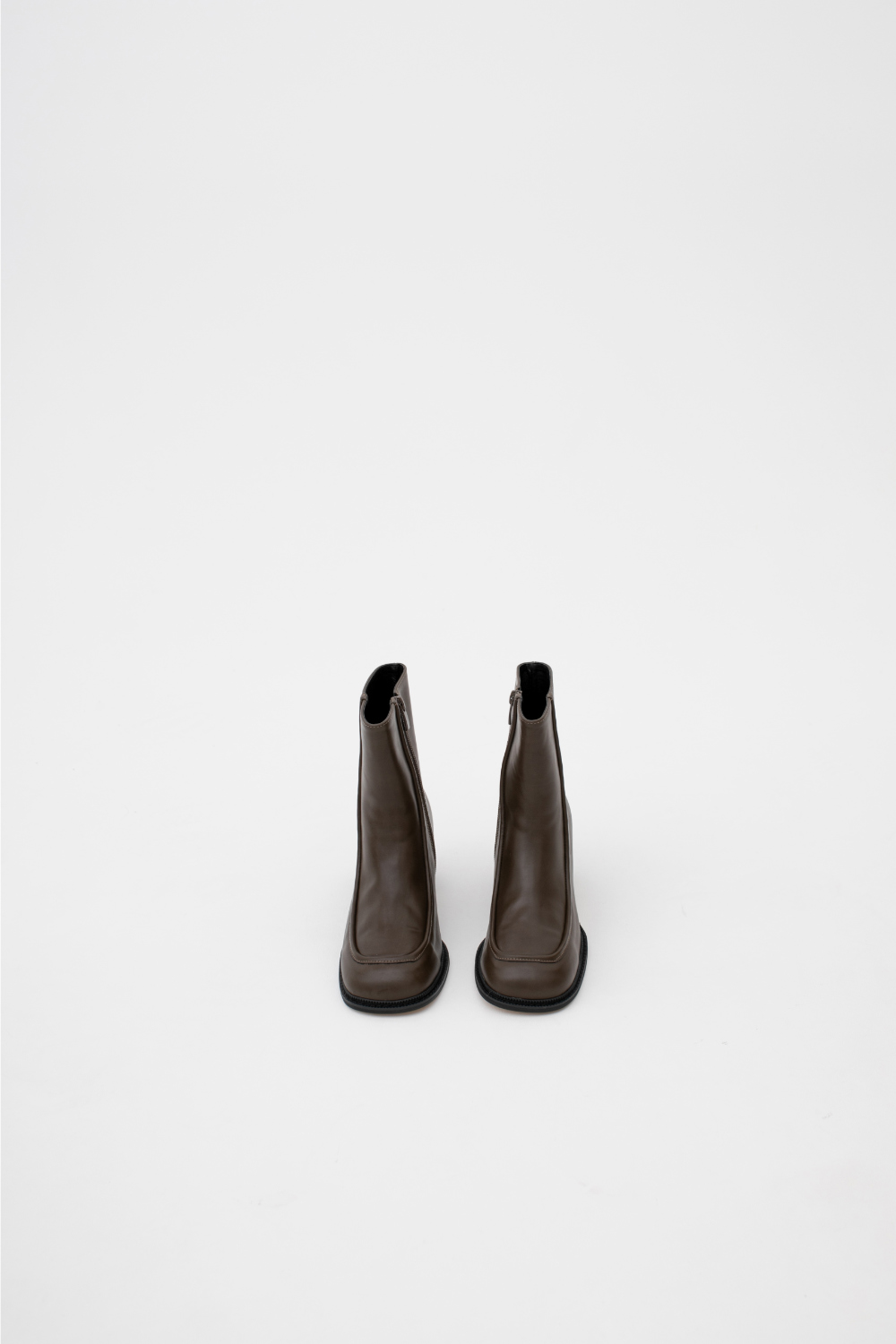shoes model image-S1L7