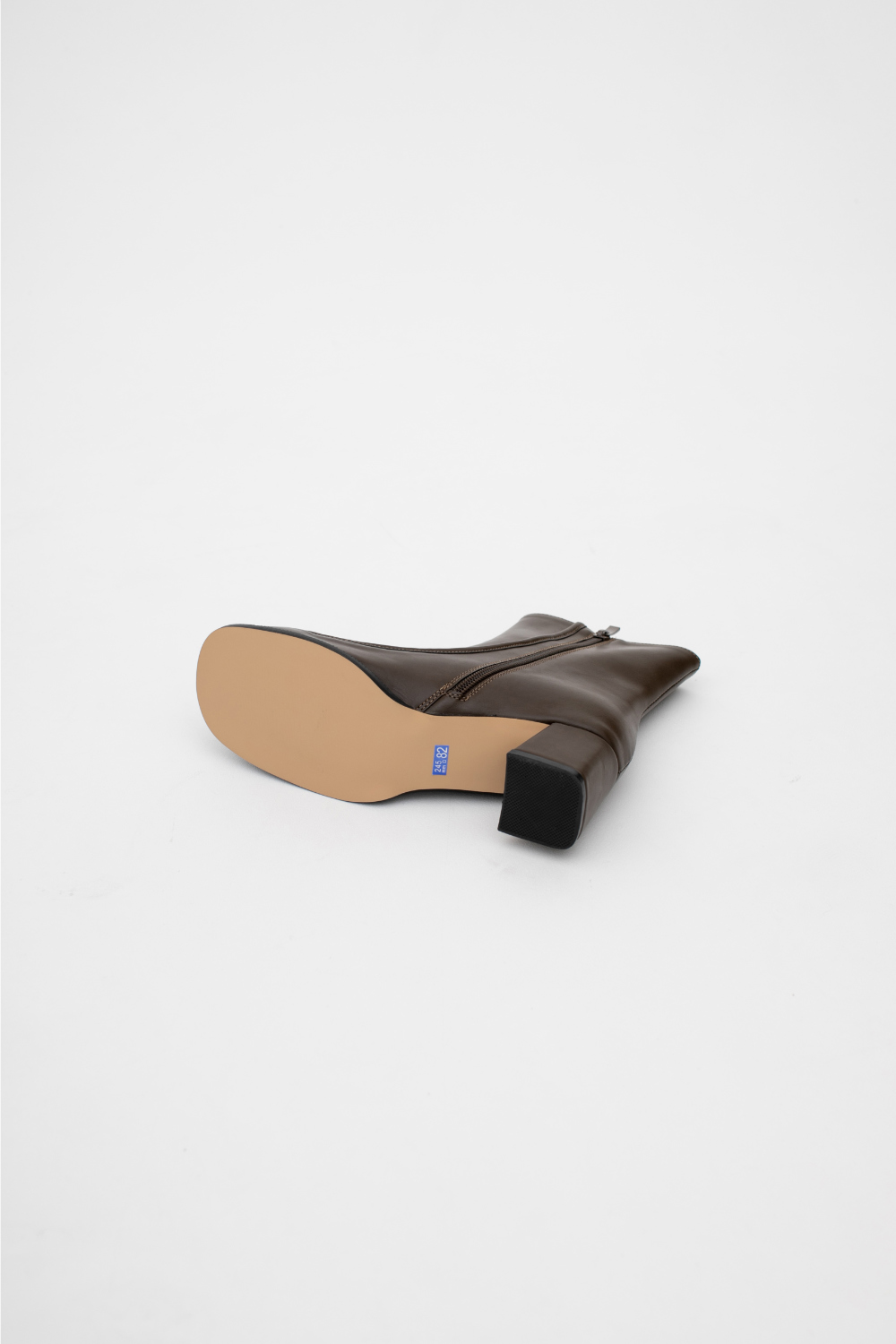 shoes model image-S1L10